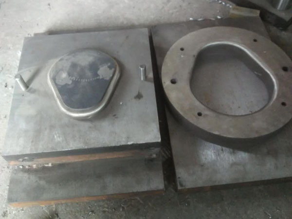 大梁孔翻边模具