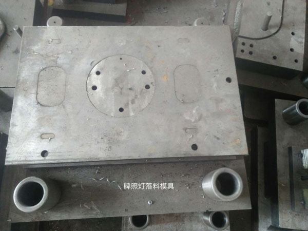 牌照灯落料模具