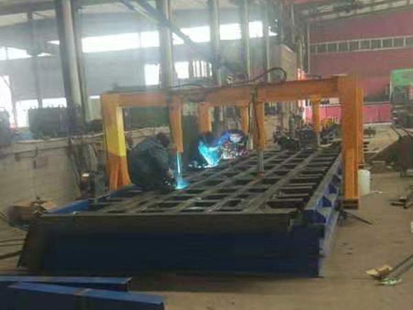 自卸车底板拼装焊接工装